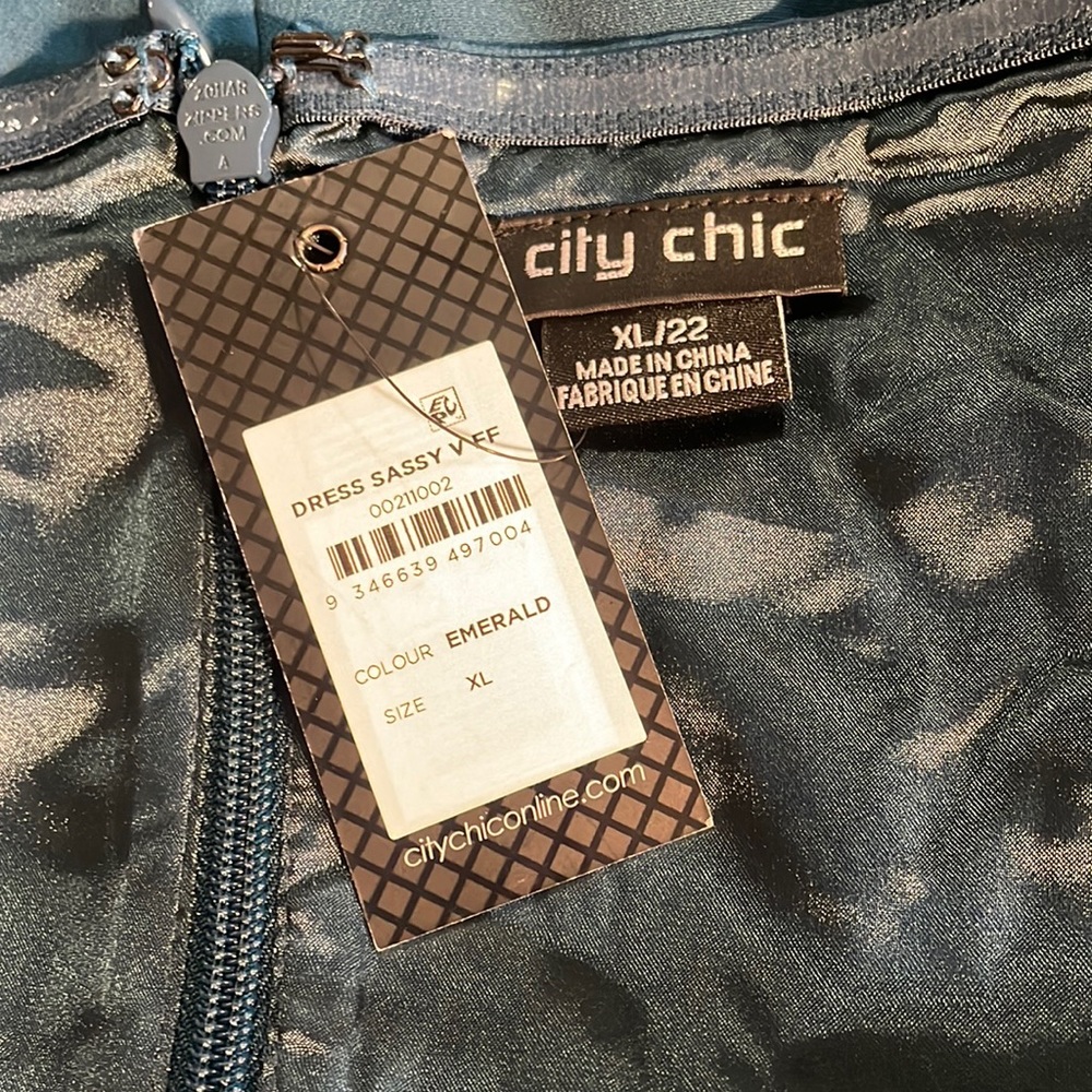 City Chic Sassy V Neck Dress in Emerald SZ 22 NWT - Picture 5 of 8